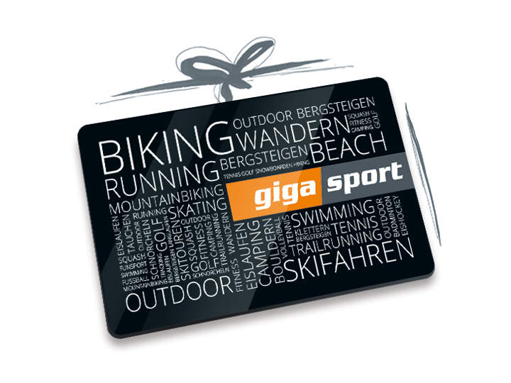Una tarjeta de regalo con la inscripción "Giga Sport" en naranja y blanco sobre un fondo negro, que describe diversas actividades deportivas como ciclismo, senderismo, natación y esquí en diferentes fuentes y orientaciones.