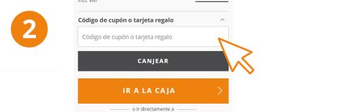 Un gran número naranja 2 y una sección de la página de pago con un campo de texto que dice "Código de cupón o tarjeta regalo", un cursor de flecha naranja y botones que dicen "CANJEAR" e "IR A LA CAJA".