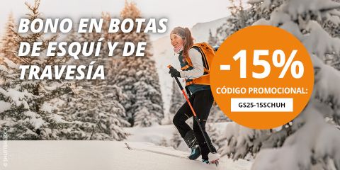 Mujer sonriente esquiando con bastones entre árboles nevados; texto promocional ofrece 15% de descuento en botas de esquí y travesía con el código GS25-15SCHUH sobre fondo naranja.