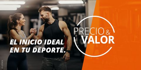 Un hombre y una mujer en ropa deportiva sonríen y se dan la mano en un gimnasio. El texto dice: "El inicio ideal en tu deporte. Precio & Valor.