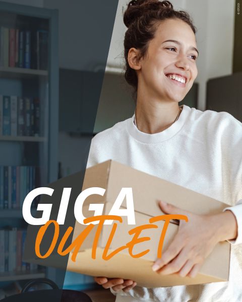 Persona sonriente que sostiene una caja de cartón en la mano, en la que se leen las palabras "Giga Outlet" en letras blancas y naranjas en negrita.