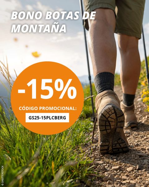 Una mujer con una mochila camina por una ladera rocosa de una montaña. La superposición de texto ofrece un 15% de descuento en calzado de senderismo con el código de promoción GS25-15PLCBERG. En el fondo se ven montañas y nubes.